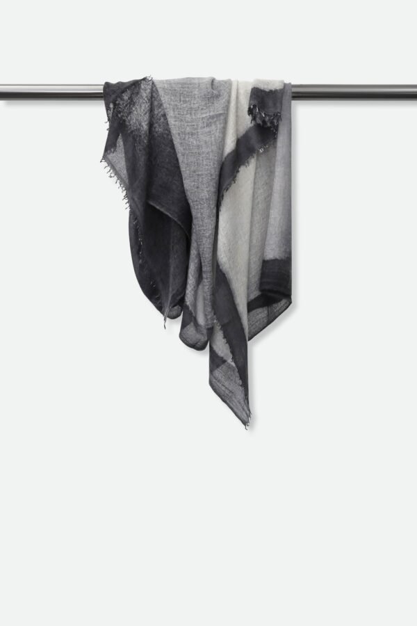 CHARCOAL SCARF IN HAND DYED CASHMERE - Image 4