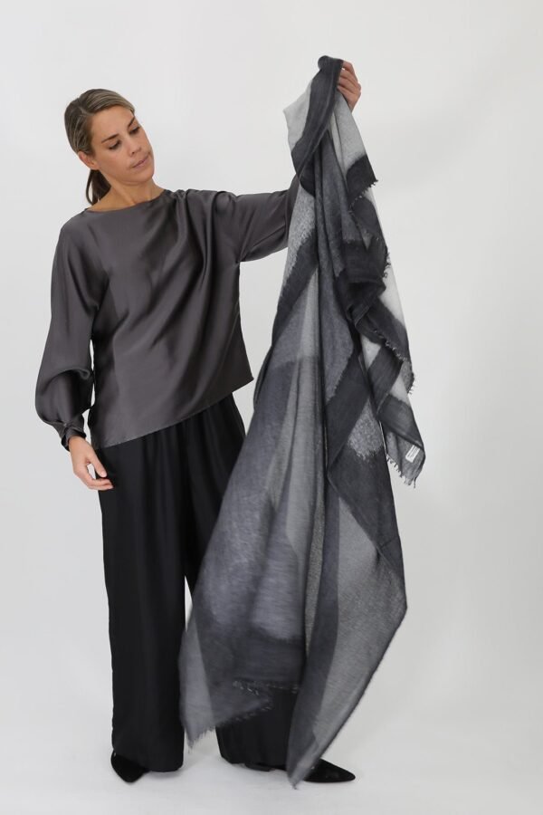 CHARCOAL SCARF IN HAND DYED CASHMERE - Image 5