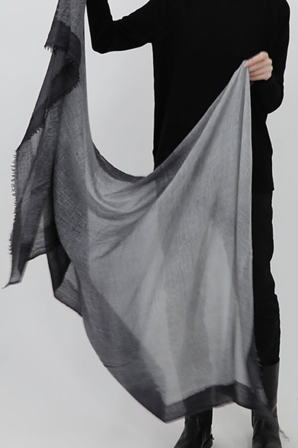 CHARCOAL SCARF IN HAND DYED CASHMERE - Image 3